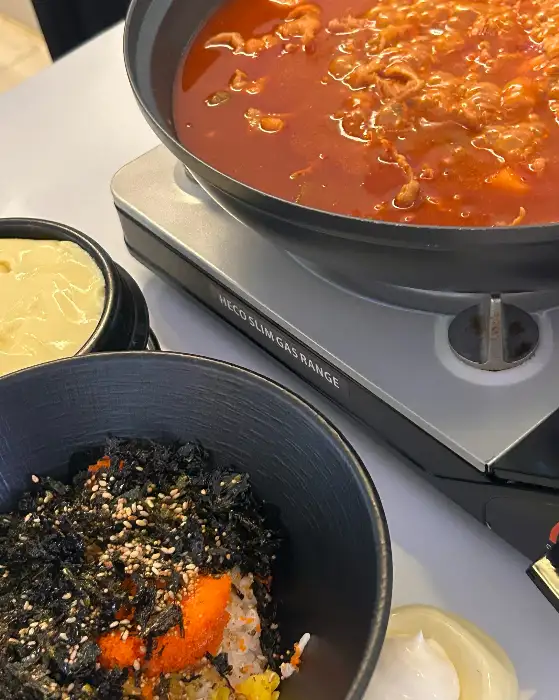 계란찜과 볶음밥 사진. 부드러운 계란찜과 먹음직스러운 볶음밥이 준비되어 있다.