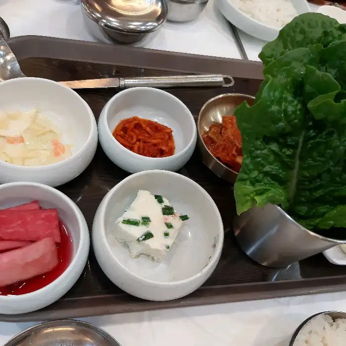 다양한 밑반찬과 신선한 채소