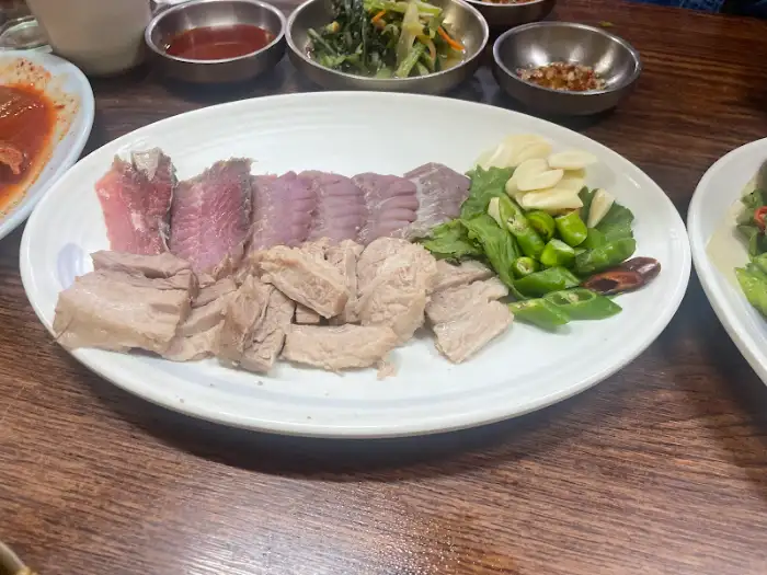 푸짐하게 차려진 해산물과 육류 요리