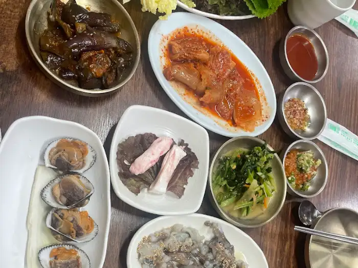 다양한 밑반찬과 메인 요리