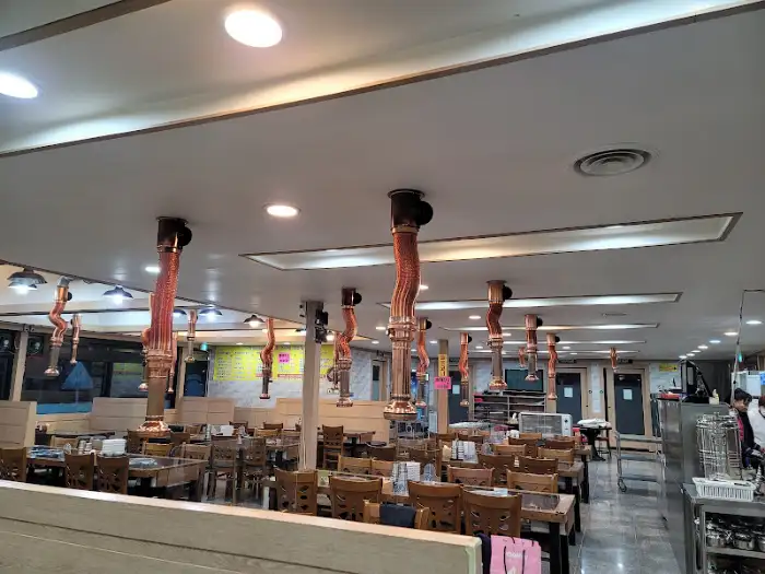 식당 내부의 테이블과 환풍기 모습