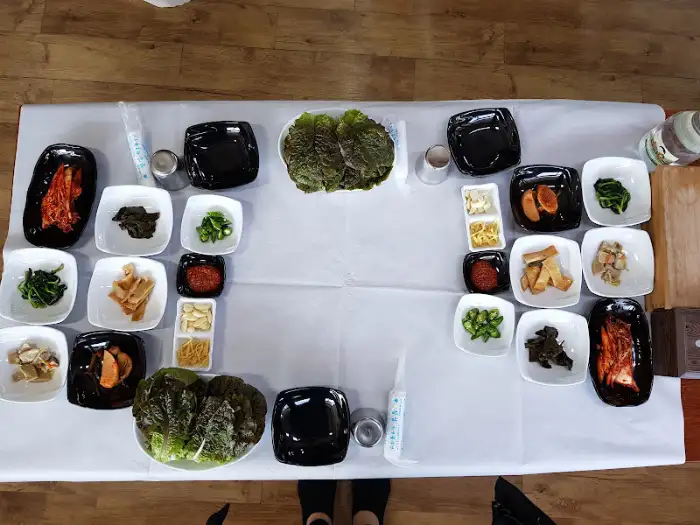 다양하고 신선한 기본 반찬 세팅