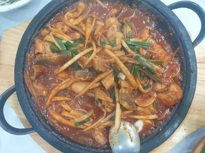 김이 모락모락 나는 매콤달콤한 장어 요리