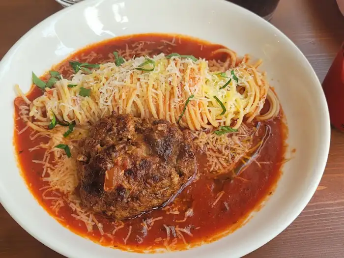 토마토 소스 함박스테이크와 파스타