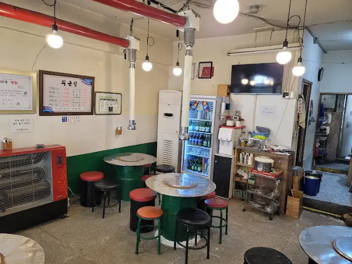 퇴근길 식당 내부 모습