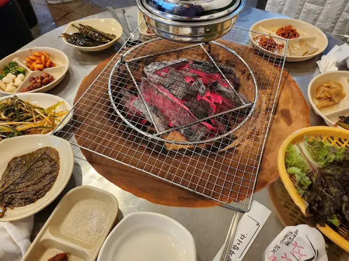 숯불 위에 올려진 고기