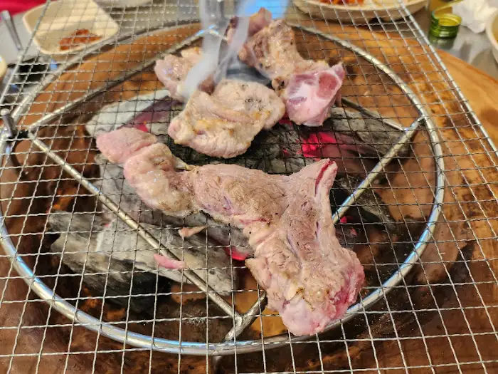 숯불 위에서 구워지는 다양한 부위의 고기
