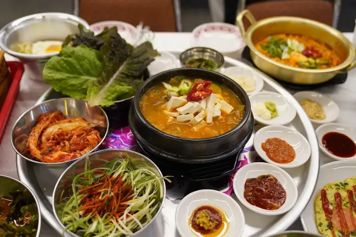 푸짐한 부대찌개 한상차림