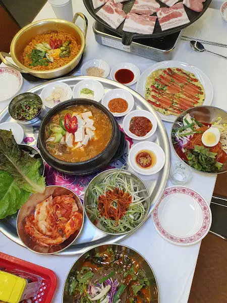 다양한 반찬과 함께 차려진 한 상