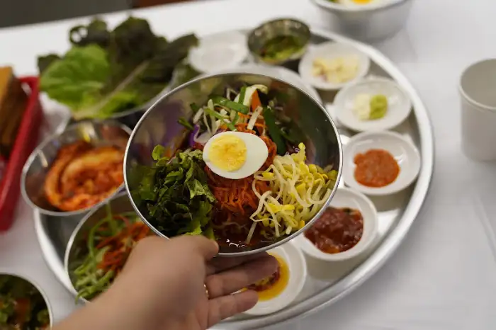 김이 모락모락 나는 부대찌개