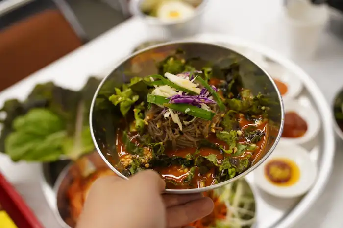 비빔국수와 곁들인 식사