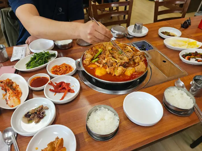 덕봉정 닭도리탕 식사 모습