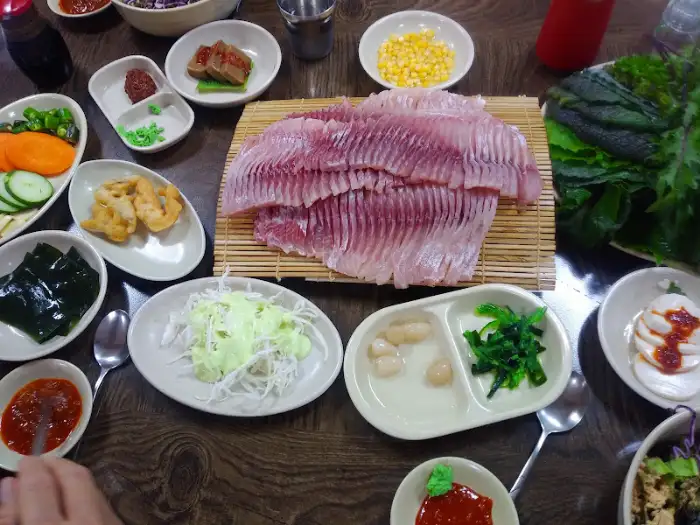 다양한 쌈 채소와 회