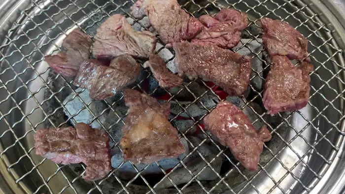 불판 위에서 구워지는 고기