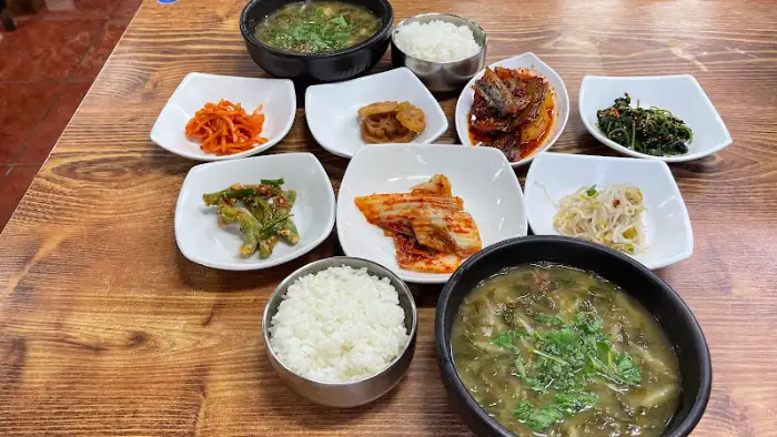 다양한 색감의 밑반찬들
