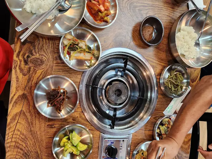 정갈하게 차려진 나물 반찬과 밥