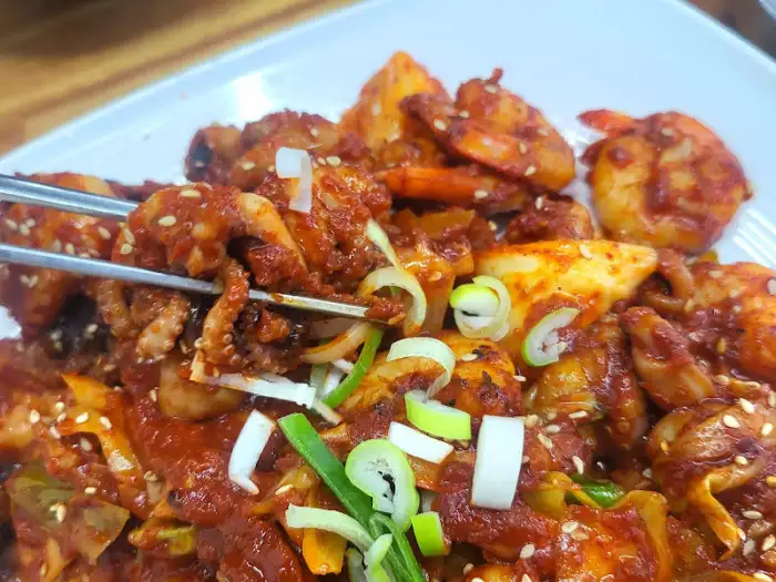 매콤한 양념에 버무려진 문어와 새우 요리