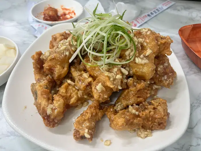 마늘 소스가 듬뿍 뿌려진 마늘통닭