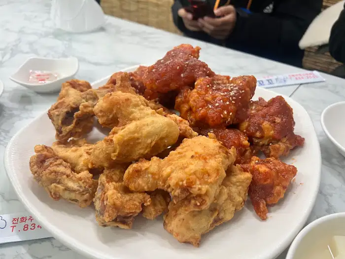 후라이드 치킨과 양념 치킨이 반반으로 나온 모습