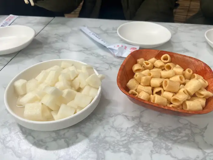큐브 형태로 썰린 치킨무와 과자