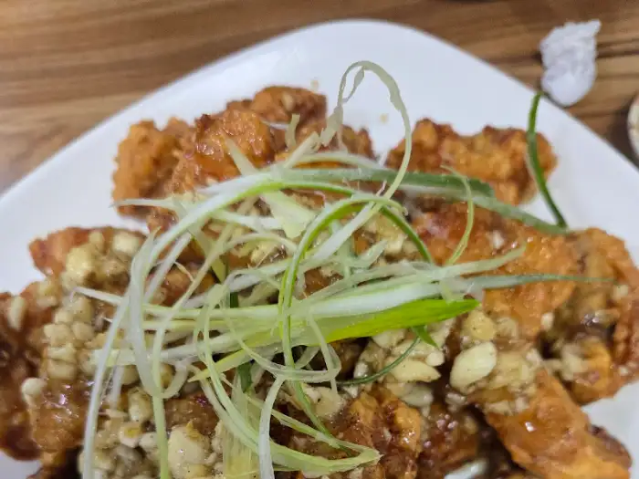파채가 듬뿍 올라간 마늘통닭 클로즈업