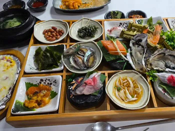 다양한 해산물과 회가 함께 나오는 구성
