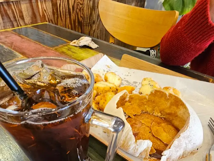 빵 조각과 아이스 음료
