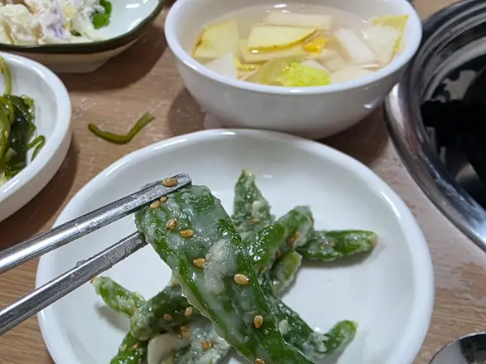 반찬으로 나온 매콤한 고추무침