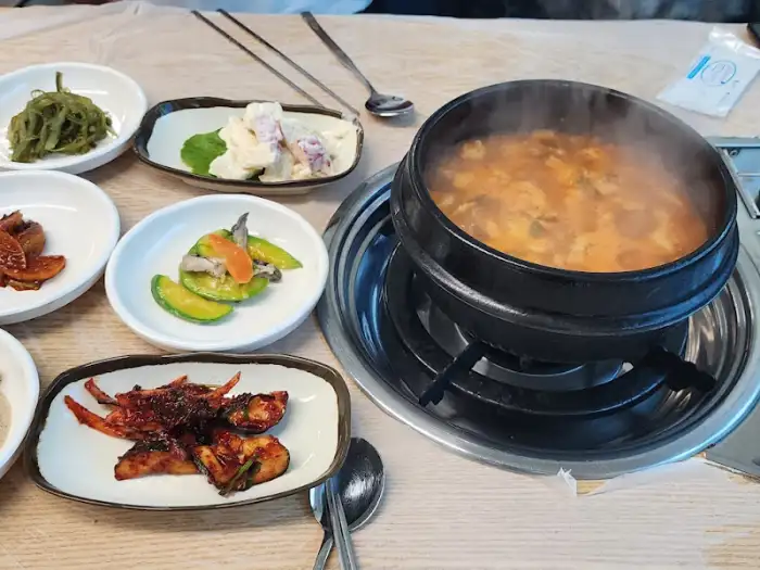 상에 차려진 여러 가지 반찬과 메인 어탕