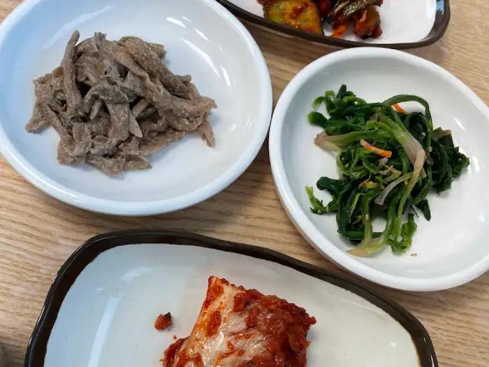 여러 가지 나물 반찬과 젓갈 반찬