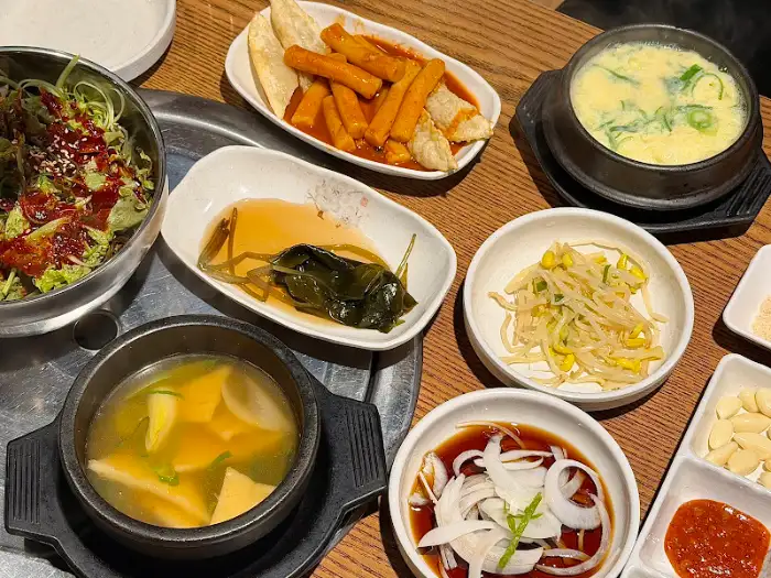 푸짐하게 차려진 밑반찬들