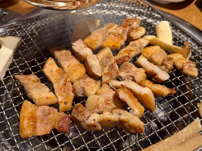 잘 익은 삼겹살을 상추쌈으로