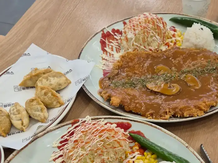 테이블에 차려진 다양한 음식들