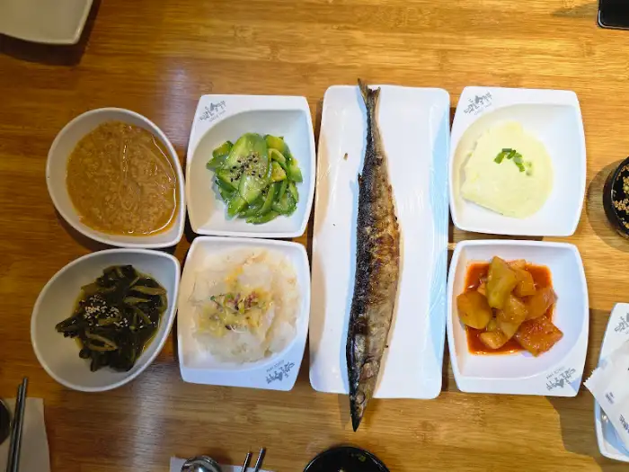 다양한 밑반찬과 갈치구이