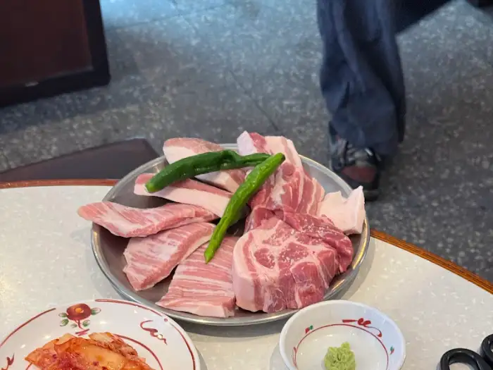 신선한 고기와 곁들임 재료들