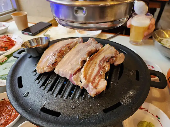 불판 위에서 익어가는 항정살 조각들