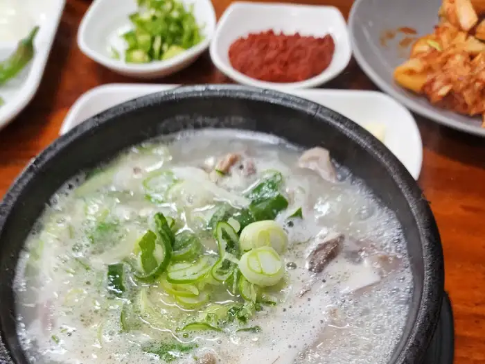 신선한 채소와 함께 제공되는 순대국