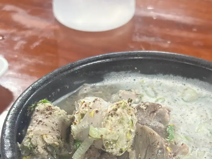순대국 안의 풍성한 고기 조각