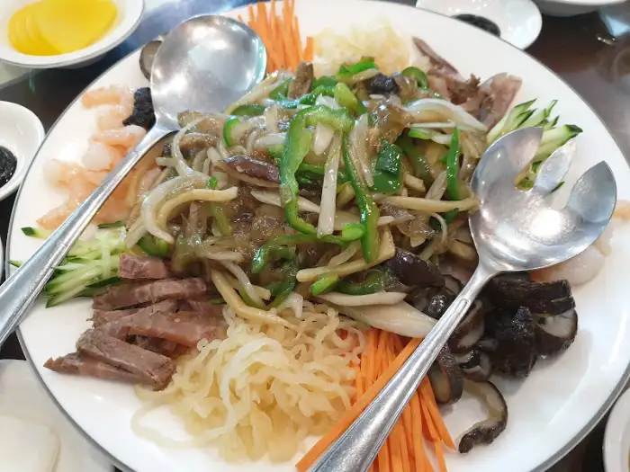 양장피의 전체적인 모습. 다양한 재료가 섞여 있다.