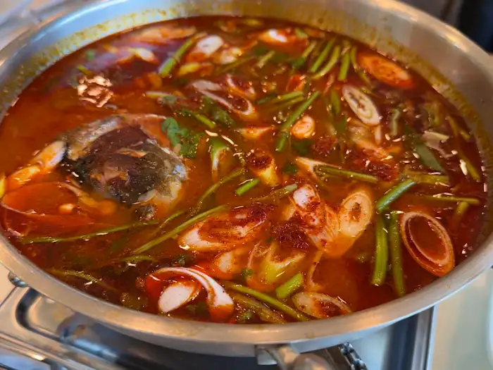 팔팔 끓는 송어 매운탕