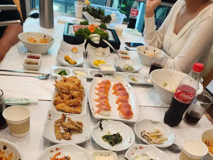 테이블에 차려진 푸짐한 식사