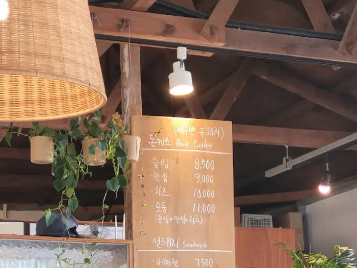 손글씨로 쓰인 나무 메뉴판
