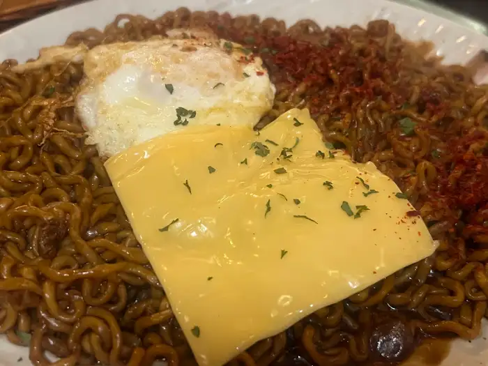 치즈와 계란 프라이가 올라간 비빔면
