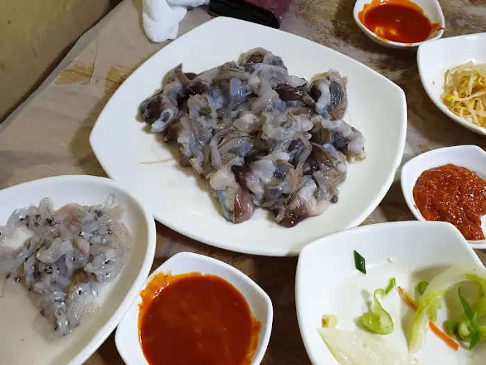 다양한 해산물과 양념 접시들