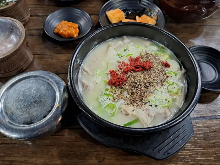 먹음직스러운 순대국