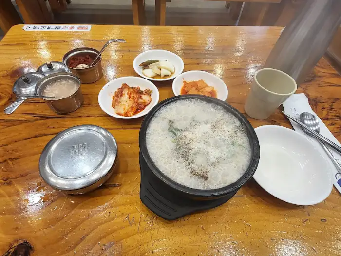 테이블에 차려진 순대국 한 상