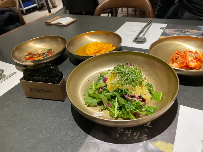 다양한 밑반찬과 김, 밥이 놓인 테이블 모습
