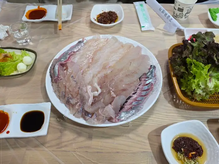 다양한 쌈 채소와 곁들여 먹는 회