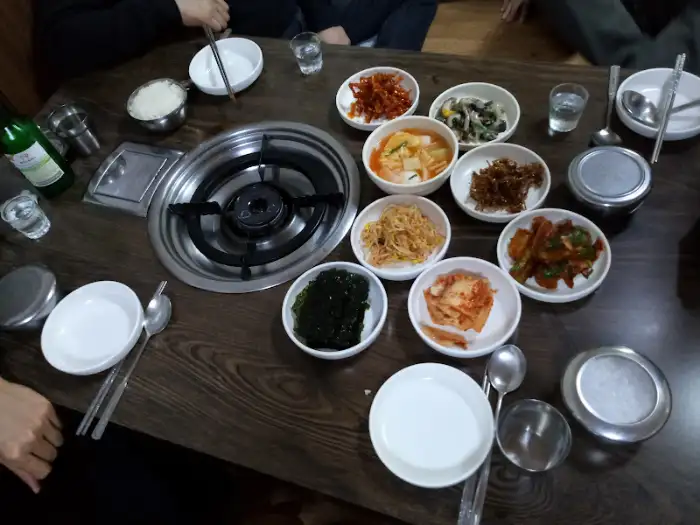 음식과 술병이 함께 놓인 테이블 풍경 (다른 각도)