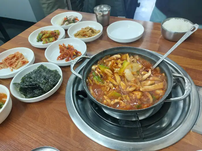 김치찌개와 다양한 밑반찬이 차려진 테이블